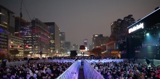 광화문 광장 가득 채운 e스포츠 팬들···롤드컵 우승에 ‘환호’ – Esports fans pack downtown Seoul to celebrate LoL world title