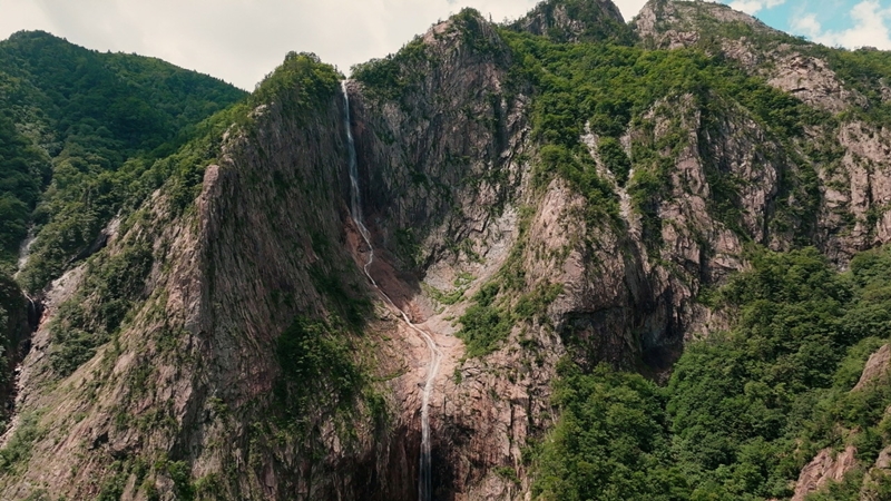 ▲ 영화 ‘무경계’에 나온 설악산 토왕성 폭포의 모습 - This image of Towangseong Falls on Seoraksan Mountain in Gangwon-do Province is from the film "No Boundaries."
