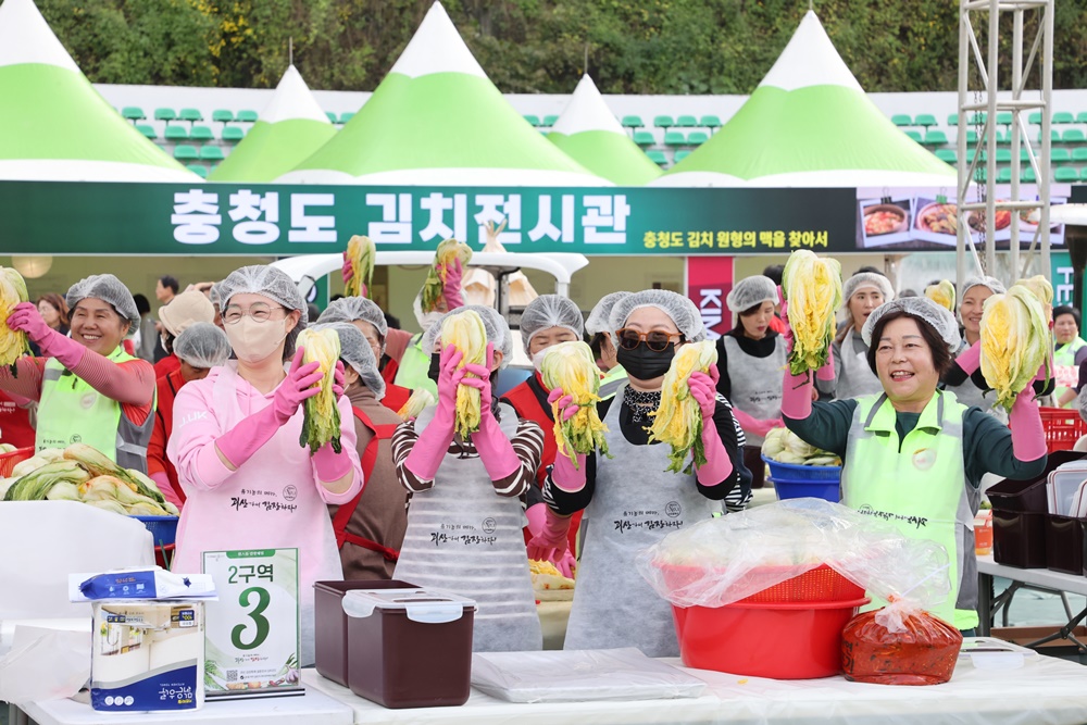 ▲ 지난 3일 충북 괴산군 '2023 괴산김장축제'에서 '원-스톱 김장담그기' 행사 참가자들이 배추를 들고 포즈를 취하고 있다. Participants in a "one-stop kimjang" program at this year's Goesan Kimjang Festival on Nov. 3 pose for a photo while holding cabbage in Goesan-gun County, Chungcheongbuk-do Province. (괴산군 - Goesan-gun County Office)