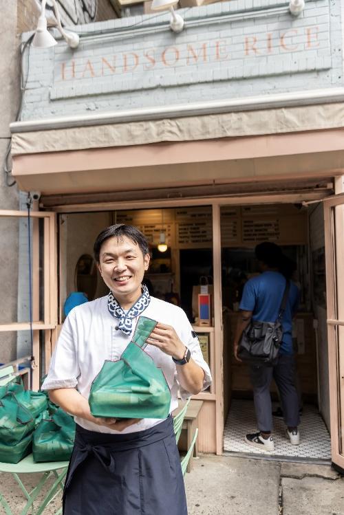 ▲ 2018년 뉴욕 맨해튼에서 오픈한 한식도시락 전문점 '핸썸라이스' 대표 김한송 셰프. Chef Kim Han-song is the owner of Handsome Rice, a dosirak (packed meal) restaurant that he opened in 2018 in the Manhattan district of New York.
