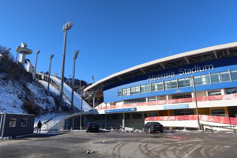 ▲ 2024 강원 동계청소년올림픽 노르디복합과 스키점프 경기가 진행될 강원 평창군 알펜시아 스키점프센터 전경. Alpensia Ski Jumping Centre in Pyeongchang-gun County, Gangwon-do Province, will host the Nordic combined and ski jumping events at the Gangwon Winter Youth Olympics.