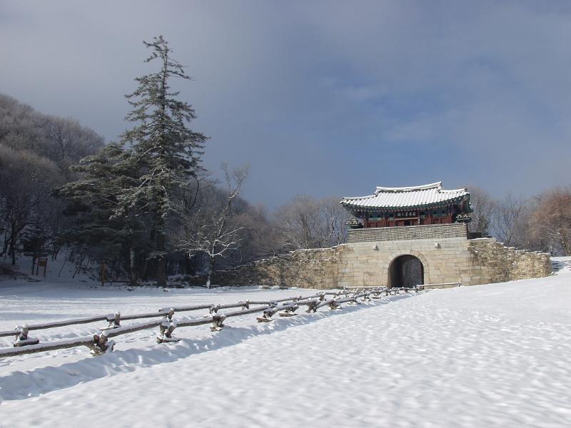 ▲ 경북 문경시 문경새재 제3관문 조령관. Joryeongwan is the No. 3 gate of Mungyeongsaejae Pass in Mungyeong, Gyeongsangbuk-do Province. (문경시 - Mungyeong City Hall)