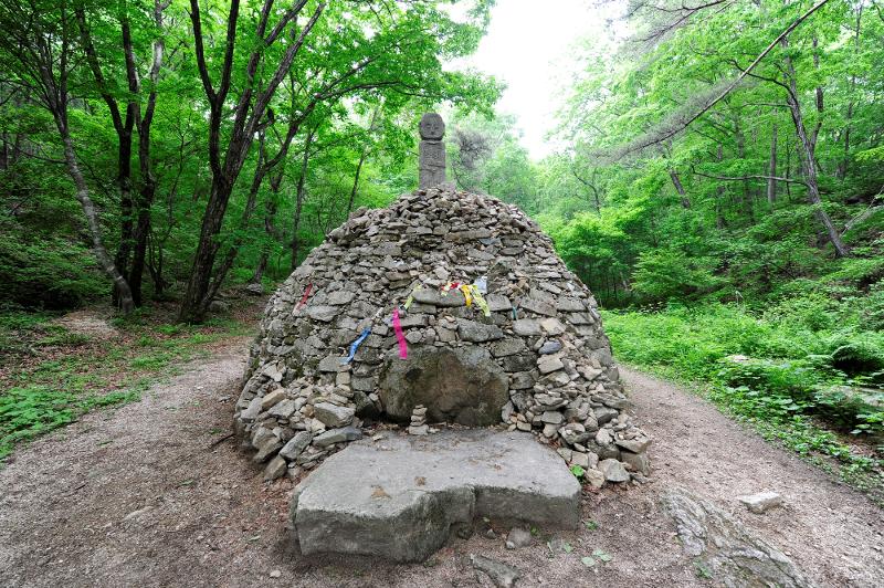 ▲ 경북 문경시 문경새재 책바위. These are chaekbawi (book rocks) on Mungyeongsaejae Pass in Mungyeong, (문경시 - Gyeongsangbuk-do Province).
