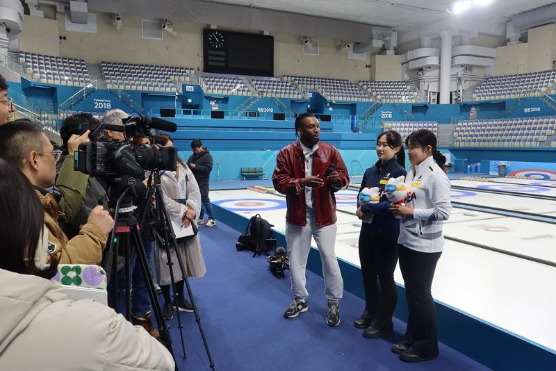 ▲ 지난 12일 강원 강릉시 강릉 컬링센터에서 진행된 인터뷰에서 컬링 국가대표 장유빈(왼쪽), 이소원 선수가 취재진들의 질문에 답하고 있다. National curlers Jang Yu-bin (left) and Lee So-won on Dec. 12 answer questions from reporters at Gangneung Curling Centre in Gangneung, Gangwon-do Province.