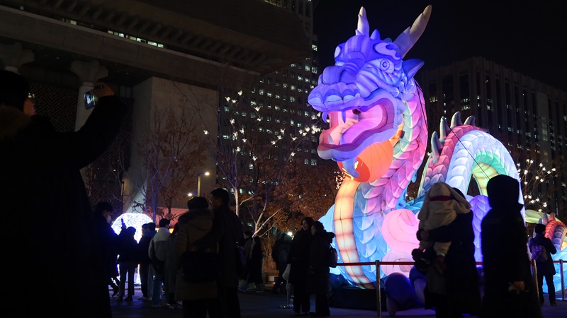 ▲ 2024년 갑진년(甲辰年)을 맞아 서울 종로구 광화문광장에 한지로 제작한 대형 푸른색 용 조형물이 설치돼 있다. A large blue dragon figure made of Hanji (traditional paper) is displayed at Gwanghwamun Square in downtown Seoul's Jongno-gu District to mark the arrival of 2024. (Lee Jun Young - 이준영 기자 coc7991@korea.kr) 