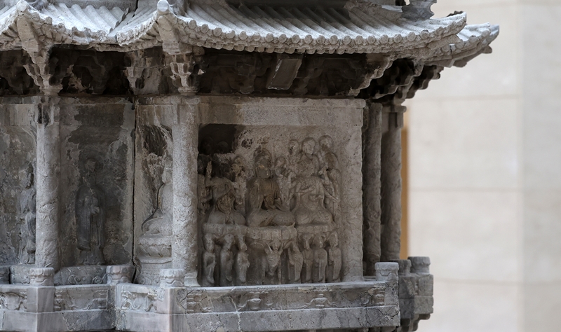 ▲ '경천사 십층석탑'은 1348년 고려 충목왕 4년 경기도 개풍군 광덕면 부소산 자락의 경천사에 처음 세워졌다. 사진은 탑의 3층에 새겨져 있는 불회 장면. The Ten-story Stone Pagoda from Gyeongcheonsa Temple Site was built in 1348, the fourth year of Goryeo Dynasty King Chungmok's reign, at the temple on the edge of Busosan Mountain in Gwangdeok-myeon Township of Gaepung-gun County, Gyeonggi-do Province. The third floor shows an image of Buddha giving a dharma talk.