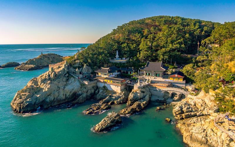▲ 부산 기장군에 위치한 해동용궁사 전경. Haedong Yonggungsa Temple in Busan's Gijang-gun County is located by the sea. (Korea Tourism Organization - 한국관광공사)