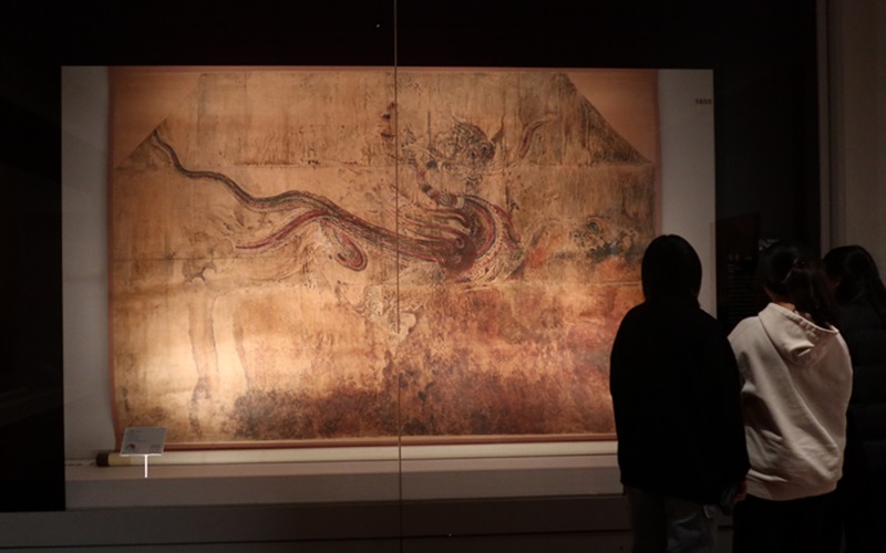 ▲ 서울 용산구 국립중앙박물관에서 오는 4월 7일까지 '갑진년맞이 용을 찾아라' 전시가 열린다. 지난달 27일 방문객들이 고구려 강서대묘의 청룡도 그림을 살펴보고 있다. The exhibition "Finding Dragons at the Museum" runs through April 7 at the National Museum of Korea in Seoul's Yongsan-gu District. Shown on Dec. 27 is a painting of a blue dragon on Gangseodaemyo (Gangseo Great Tomb) from the Goguryeo Dynasty (37 B.C.-A.D. 668). (Hong Angie - 홍안지 기자 shong9412@korea.kr) 