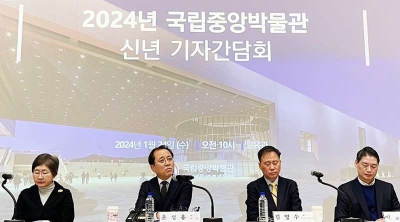 ▲ 윤성용 국립중앙박물관장(왼쪽 두 번째)이 24일 서울 용산구 국립중앙박물관에서 열린 2024년 신년 기자간담회에서 올해 주요 업무계획을 발표하고 있다. National Museum of Korea Director General Yoon Sung Yong (second from left) on Jan. 24 presents his organization's major plans this year at a New Year's news conference held at his museum in Seoul's Yongsan-gu District. (Xu Aiying - 서애영 기자) 