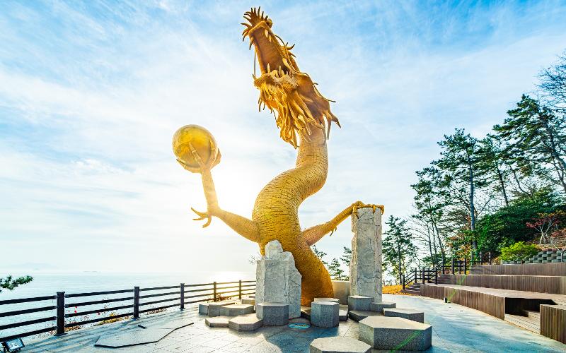 ▲ 전남 고흥군 미르마루길 용 조형물. This sculpture of a dragon is on the Mireumaru-gil Trail in Goheung-gun County, Jeollanam-do Province. (Korea Tourism Organization - 한국관광공사)