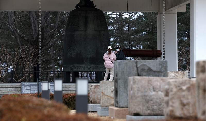 ▲ 1962년 국보로 지정된 '성덕대왕신종'을 두고 독일의 한 저명한 학자는 “이 종 하나만으로 박물관을 지을 수 있을 정도”라고 평가하기도 했다. A prominent German scholar said the Sacred Bell of King Seongdeok, which was designated a National Treasure in 1962, alone could make a museum.