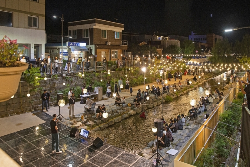 ▲ 2024년 ‘야간관광 특화도시’로 충청남도 공주시가 선정됐다. 사진은 지난해 9월 8일부터 10월 18일까지 공주 제민천에서 열린 ‘2023 공주문화재야행’에서 관광객들이 버스킹을 즐기는 모습. This scene in Gongju, Chungcheongnam-do Province, one of this year's selections as a specialized city for night tourism, shows a busking performance at the city's Jemincheon Stream during the event Gongju Culture Night (Sept. 8-Oct. 18, 2023).