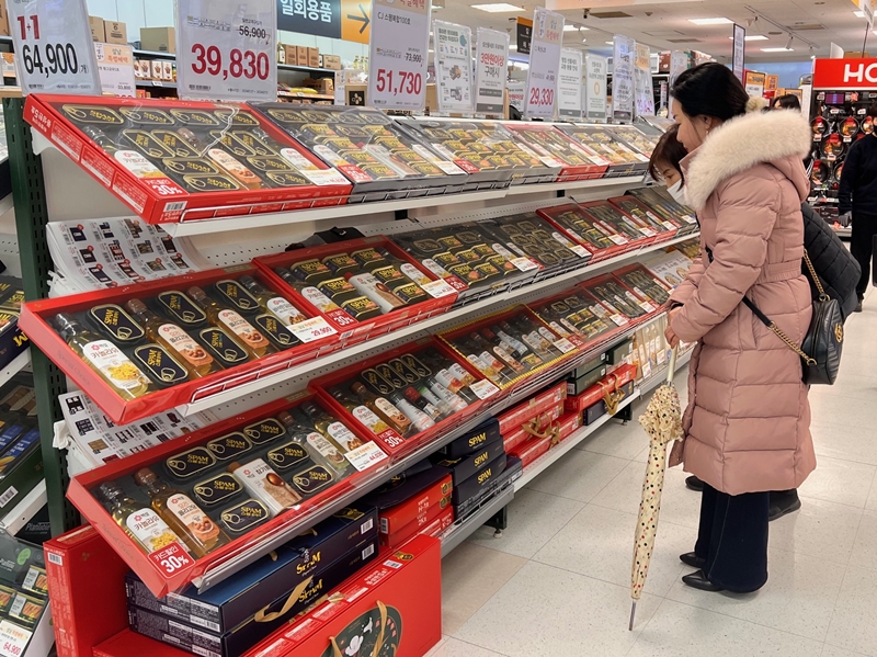 ▲ 설 연휴를 앞둔 지난 5일 서울의 한 대형마트에서 시민이 설 선물세트를 고르고 있다. Visitors to a hypermarket in Seoul on Feb. 5 look for Seollal gift sets. (Wu Jinhua - 오금화 기자 jane0614@korea.kr)