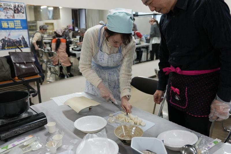 ▲ 주오사카 한국문화원이 설 명절을 맞아 지난 4일(현지 시간) 개최한 떡국 만들기 체험 행사에서 참가자들이 떡을 썰고 있다. This event on Feb. 4 at the KCC in Osaka, Japan, teaches how to make tteokguk (rice cake soup). (KCC in Osaka - 주오사카 한국문화원)