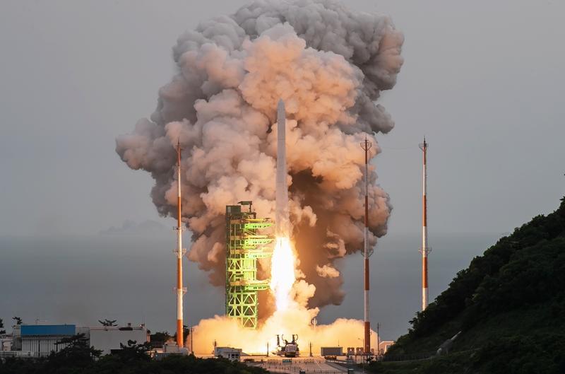 ▲ 국내 독자 기술로 개발된 한국형 발사체 누리호(KSLV-Ⅱ)가 지난해 5월 25일 전남 고흥군 나로우주센터에서 발사되고 있다. Nuri (KSLV-II), a space launch vehicle developed entirely with domestic technology, on May 25 last year blasts off from Naro Space Center in Goheung-gun County, Jeollanam-do Province. (Korea Aerospace Research Institute - 한국항공우주연구원)
