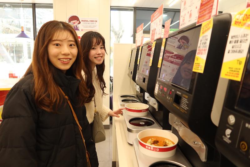 ▲ 일본인 관광객이 '라면 도서관'에서 라면을 끓이고 있다. Japanese tourists on March 18 cook ramyeon at Ramyun Library using ramyeon cooking machines.