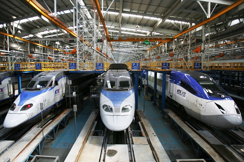▲ 사진은 정비를 마친 후 출고 대기 중인 KTX와 KTX-산천. KTX and KTX-Sancheon trains await delivery after maintenance.