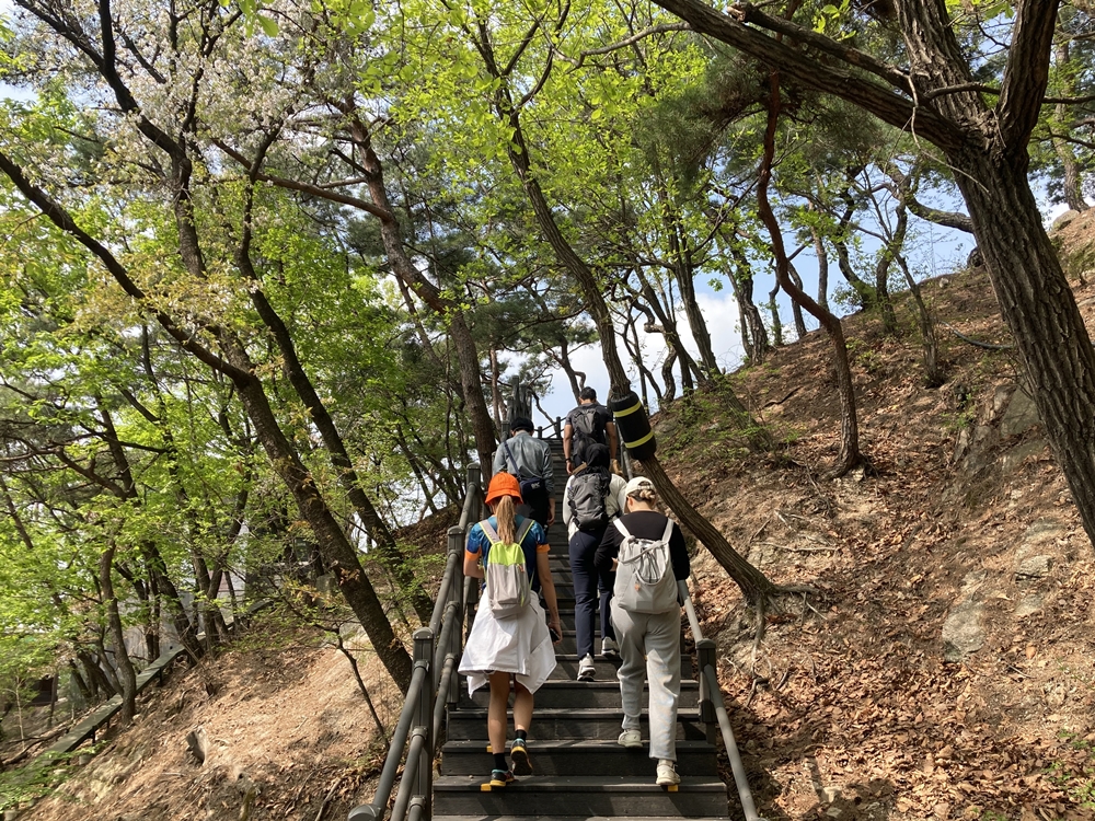 ▲ '서울 도심 등산관광센터 북악산'에서 운영하는 올해 첫 체험 프로그램 참가자들이 12일 북악산 계단을 오르고 있다. Participants in this year's first tour run by the Bugaksan Mountain branch of Seoul Hiking Tourism Center on April 12 go up stairs on Bugaksan. (Charles Audouin - 샤를 오두앙 기자 caudouin@korea.kr)