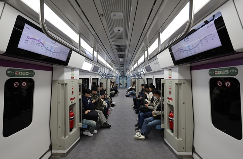 ▲ 수도권광역급행철도(GTX)-A 수서∼동탄 구간 개통 후 첫 평일인 1일 오전 출근길 승객들이 GTX-A를 이용하고 있다. Commuters on the morning of April 1 ride the newly opened GTX-A express subway line on the first weekday since the opening of the line's Suseo-Dongtan section. (Yonhap News - 연합뉴스)