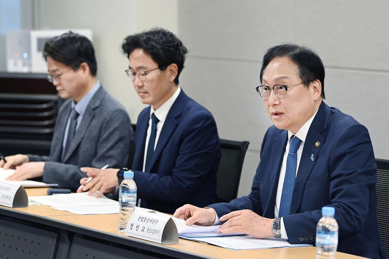 ▲ 정인교 산업통상자원부 통상교섭본부장(오른쪽)이 24일 서울 중구 대한상공회의소에서 제39차 통상추진위원회를 주재하고 있다. Minister for Trade Cheong Inkyo (right) on May 24 chairs the 39th meeting of the Ministry of Trade, Industry and Energy's Trade Promotion Committee at the Korea Chamber of Industry and Commerce in Seoul's Jung-gu District. (Ministry of Trade, Industry and Energy - 산업통상자원부)