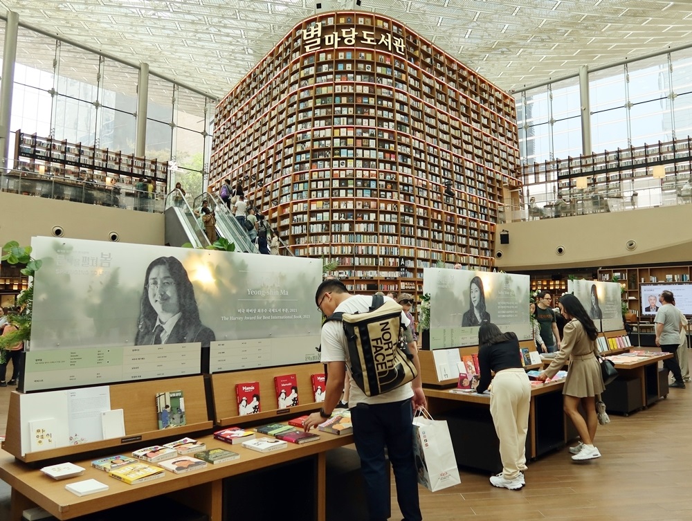'세계를 매료시킨 한국문학' 전시회···국제 문학상 수상작 한자리에 - Exhibition in Seoul features writers earning global honors