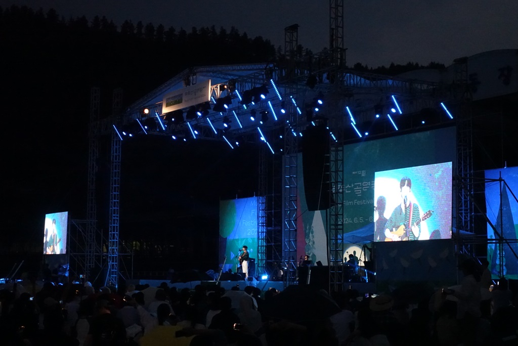 ▲ 10CM의 라이브 공연. The solo indie artist 10CM on June 7 performs at the Muju Film Festival in the town of Muju-eup in Muju-gun County, Jeollabuk-do Province.