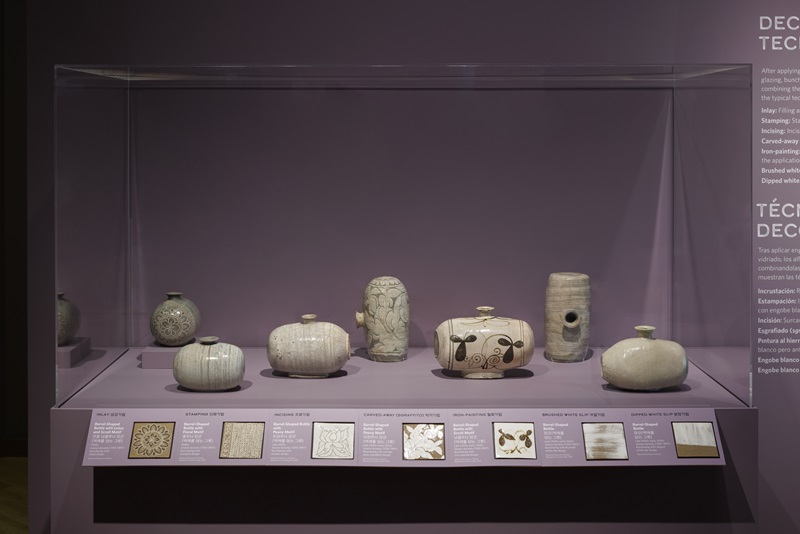 ▲ 덴버박물관 잭슨갤러리에서 전시된 분청사기의 7가지 제작 기법. Seven production methods of buncheong ceramics are displayed at Jackson Gallery of the Denver Art Museum in Denver.