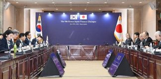 한일 재무장관 “원화·엔화 과도한 하락 우려···적절한 조치” Finance chief, Japan agree to help stabilize currency volatility 한일 재무장관 “원화·엔화 과도한 하락 우려···적절한 조치” Finance chief, Japan agree to help stabilize currency volatility