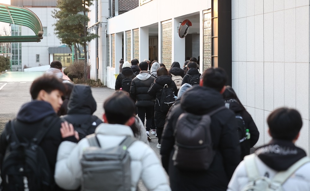 ▲ 한국 학생들의 창의력이 세계 최상위 수준인 것으로 나타났다. 사진은 지난 12월 서울의 한 고등학교에서 학생들이 등교하는 모습. Korean 15-year-olds rank among the OECD's top performers in creative thinking. Shown are high school students in Seoul starting their day in December last year. (Yonhap News -연합뉴스)