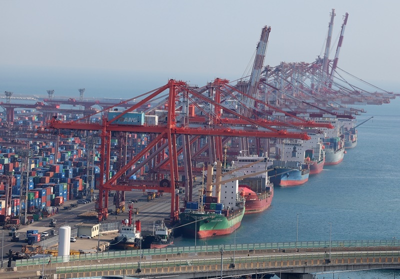 ▲ 한국무역협회가 올해 우리나라 수출이 사상 최대 실적을 달성할 것이라 전망했다. 사진은 지난 4월 1일 오후 부산항이 수출입 컨테이너로 분주한 모습. The Korea International Trade Association on June 24 said the country's exports this year are expected to set a record annual high. Shown are containers on April 1 piled at the Port of Busan. (Yonhap News - 연합뉴스)