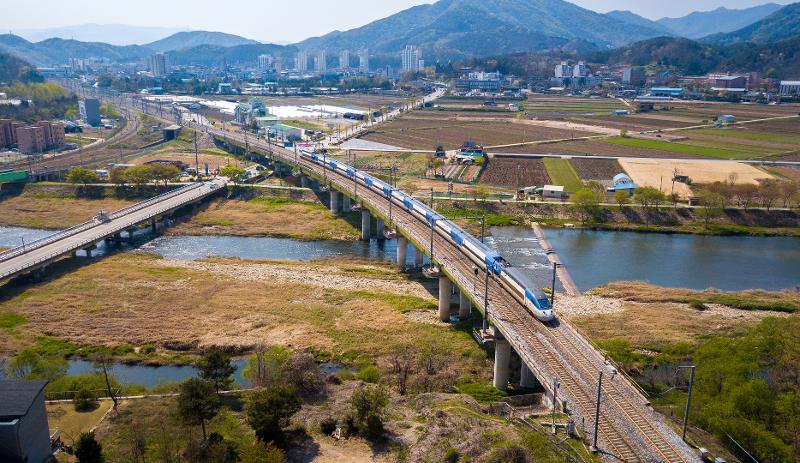 ▲ 한국은 도로와 철도 기술을 라오스와 몽골에 각각 전수한다. 사진은 한국고속철도(KTX) 모습이다. The Ministry of Land, Infrastructure and Transport will transfer domestic road and rail technology to Laos and Mongolia. This is an aerial view of a Korea Train eXpress (KTX) trail. (Korea Railroad Corp. - 한국철도공사)