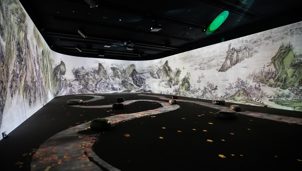 ▲ 강산무진도가 국립중앙박물관의 디지털 실감영상관 1관에서 길이 60m 파노라마 영상으로 상영되고 있다. A major attraction of the National Museum of Korea is "Endless Mountains and Rivers: A Prosperous World Unfolds in Nature," a 60-m panoramic digital projection, at the Immersive Digital Gallery.