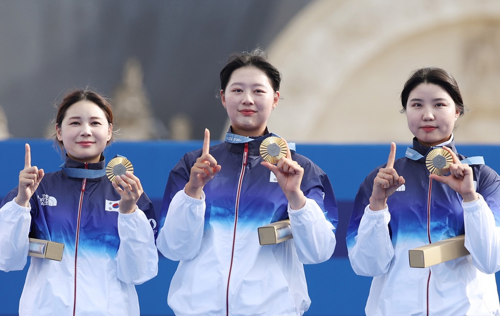 한국 여자 양궁 단체전 금메달···올림픽 10연패 신화 쐈다 - Women's archery wins 10th straight team gold at Olympics