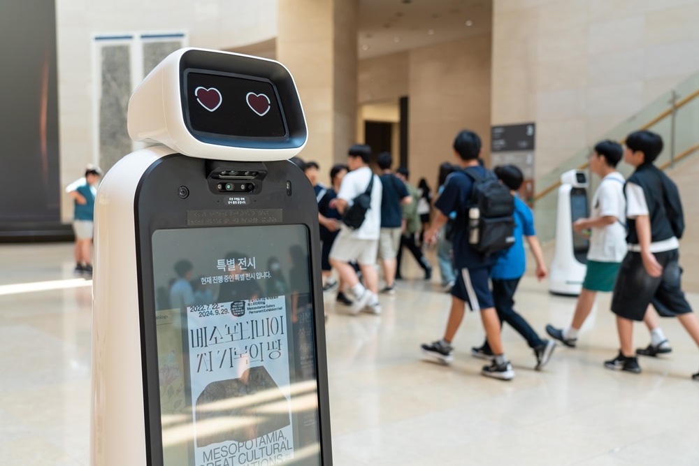 ▲ 전시 안내를 돕는 로봇 '큐아이'가 국립중앙박물관 3층에서 주행하고 있다. The AI-operated self-driving robot QI welcomes visitors on the third floor of the National Museum of Korea in Seoul.