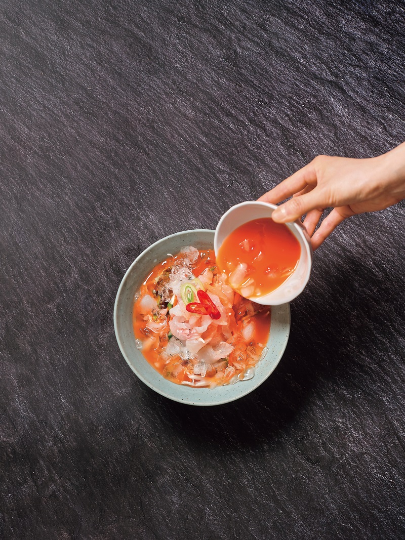 매콤하면서 새콤달콤한 육수는 무더위에 지친 입맛을 달래기에 제격이다. 각종 회와 해산물, 그리고 야채를 덜어 먹은 후 남은 육수에 취향에 따라 밥 또는 면을 말아먹어도 좋다. Mulhoe’s spicy, tangy, and sweet broth offers the perfect combination of flavors to help restore one’s appetite on a hot summer day. After one has eaten the fresh slices of raw fish, seafood, and vegetables, it is common practice to finish the remaining broth together with rice or noodles.