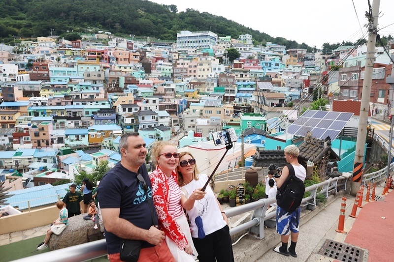 ▲ 문화체육관광부는 한국방문의해위원회(방문위)와 함께 외국인 관광객이 한국의 음식, 자연, 문화, 등산 등 지역 곳곳의 다채로운 매력을 즐길 수 있는 ‘지방관광 특화상품’ 11개를 출시한다고 밝혔다. 사진은 부산 사하구 감천문화마을에서 사진 촬영을 하고 있는 외국인 관광객들의 모습. The Ministry of Culture, Sports and Tourism, in cooperation with the Visit Korea Committee, will launch 11 specialized tourism packages in the provinces for foreign tourists featuring the food, nature, culture and activities like mountain climbing of each region. Shown are international visitors taking a selfie at Gamcheon Culture Village in Busan's Saha-gu District. (Ministry of Culture, Sports and Tourism - 문화체육관광부)