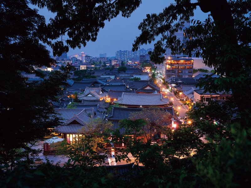 전주 한옥마을은 서울 북촌한옥마을과 함께 대표적인 한옥보존지구이다. 오목대에서 한옥마을을내려다보면 빼곡한 기와지붕이 마치 검푸른 파도가 밀려오는 듯한 모습이다. Along with Bukchon Hanok Village in Seoul, Jeonju Hanok Village is an important area preserving traditional Korean houses. When looking down from Omokdae, its densely packed tiled roofs give the illusion of surging waves.