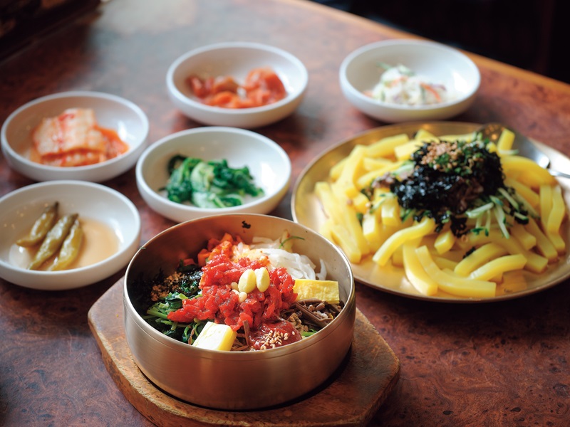 전주 향토 음식인 전주비빔밥은 전주는 물론 한국을 대표하는 음식이 되었다. 전주 비빔밥의 종류는 30여 가지로 계절에 따라 조금씩 달라진다. Jeonju bibimbap, a local specialty of the city, has become a dish representing Korea’s culinary tradition. There are over 30 varieties whose ingredients differ slightly depending on the season.