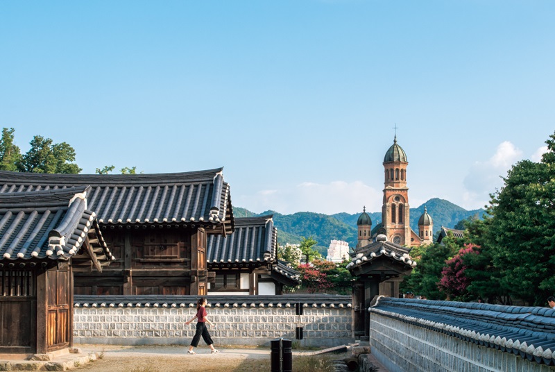 Jeonju, South Korea - August 3 2017: Jeonju Hanok Village and Jeondong Catholic Church. The village containing over 800 Korean traditional houses famous among Koreans and tourists. ⓒ 셔터스톡 - Shutterstock