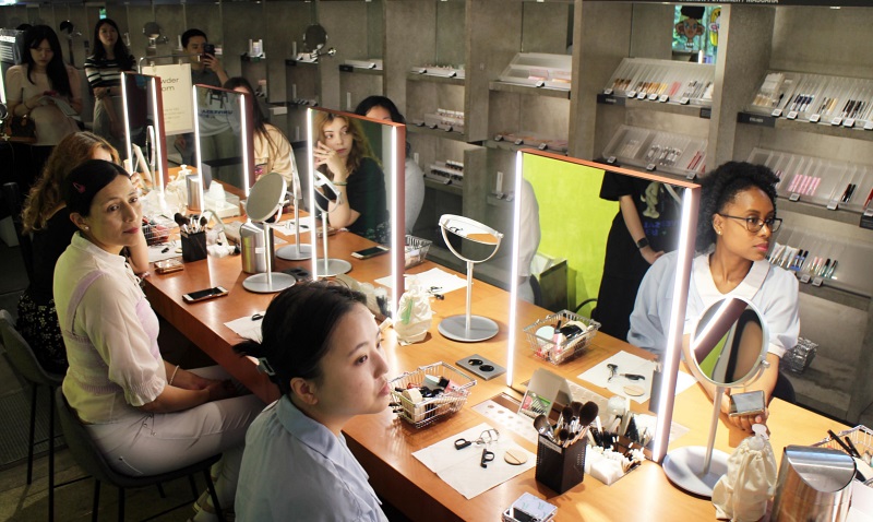 ▲ ‘K-뷰티 메이크업 클래스’ 참가자들의 모습. Foreign participants listen to the instructor at a Korean beauty makeup class.