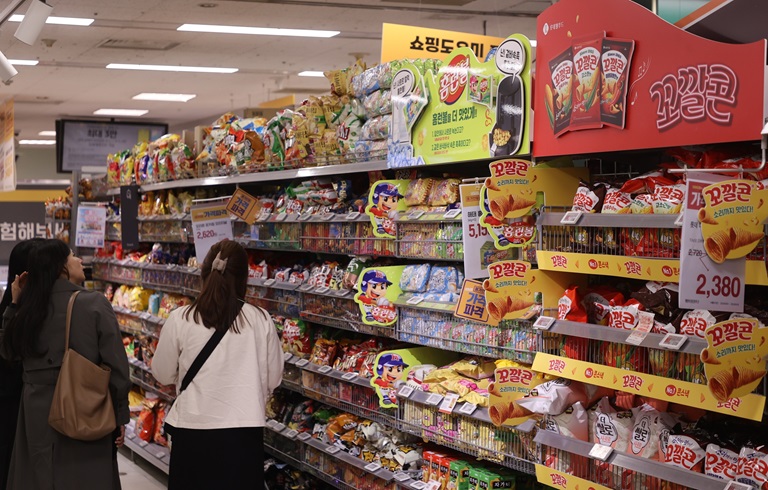 세계 입맛 사로잡은 K-과자···연간 수출액 1조 원 눈 앞 - Snack exports this year expected to break KRW 1T mark