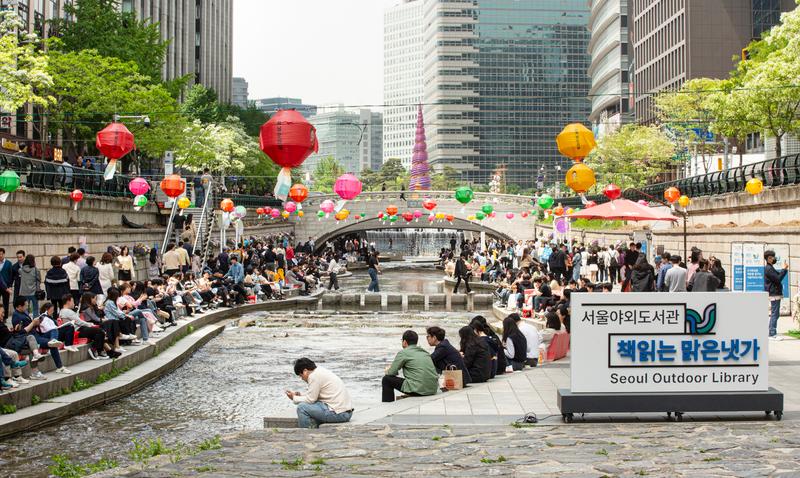 ▲ 청계천 '책읽는 맑은냇가'에서 시민들이 독서를 즐기고 있다. People read books at Seoul Outdoor Library along Cheonggyecheon Stream in Seoul. (Seoul Outdoor Library - 서울야외도서관)