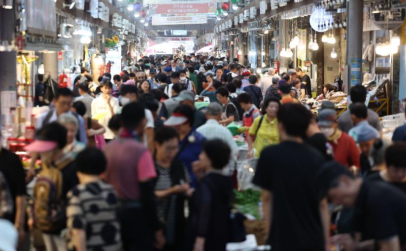 전통시장서 농축수산물 구매 땐 온누리상품권 최대 4만원 환급 - Traditional markets to offer gift certificate giveaway for Chuseok