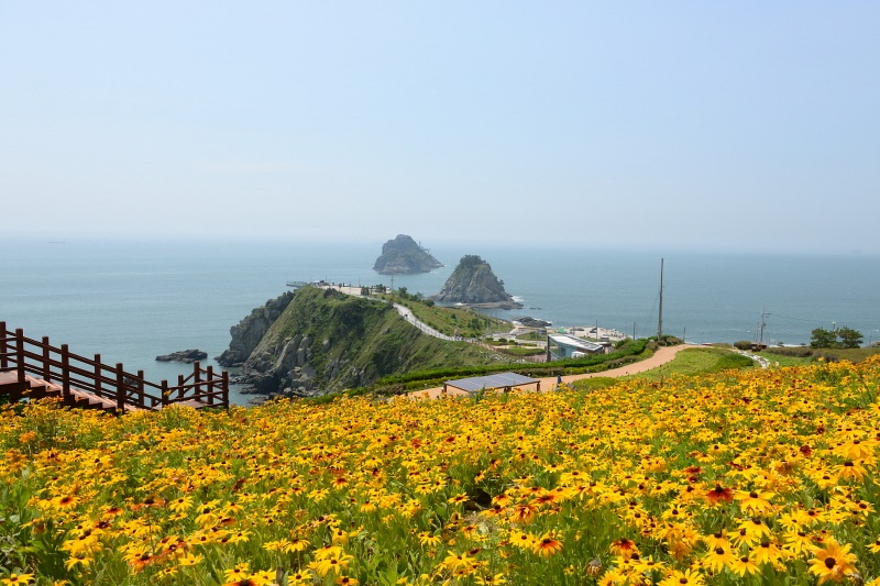 ▲ 해파랑길과 남파랑길 시작점인 부산 오륙도 해맞이공원. Haemaji Park on Busan's Oryukdo Islets is where the trails Haeparang and Namparang begin.