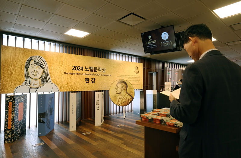 '한강 열풍' 현장···소설가 한강 흔적을 찾아서 - 'Pilgrimages' start to bookstore run by Nobel laureate writer