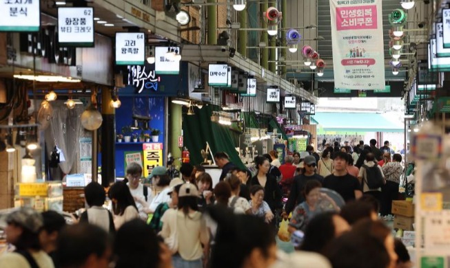 A Statistics Korea report on July industrial activity released on Aug. 29 said domestic production, consumption and investment all grew last month from June. Shown is a bustling Mangwon Market in Seoul's Mapo-gu District on Aug. 26. (Yonhap News)