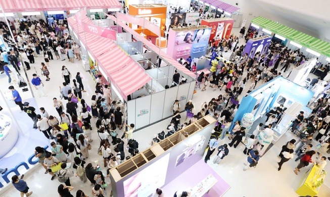 The capital of Seoul last year drew nearly a million medical tourists from abroad, a record high. Show is a building in the capital where medical clinics are clustered. (Yonhap News)
