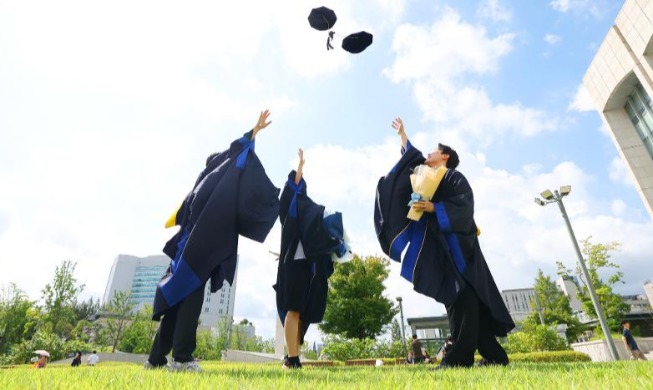 The Ministry of Education and the National Institute for International Education on Sept. 4 announced the application period for the 2026 Global Korea Scholarship for undergraduates from Sept. 15 to Oct. 31. Shown is a scene on Aug. 29 from the graduation ceremony of Yonsei University in Seoul's Seodaemun-gu District. (Lee Jeongwoo)