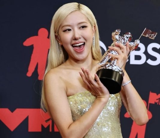 Blossoming Rosé BLACKPINK: ‘APT.’ wins Song of the Year at MTV VMAs – 로제 ‘아파트’ MTV VMA ‘올해의 노래’ 수상···K-팝 가수 최초 Blossoming Rosé BLACKPINK: 'APT.' wins Song of the Year at MTV VMAs - 로제 '아파트' MTV VMA '올해의 노래' 수상···K-팝 가수 최초