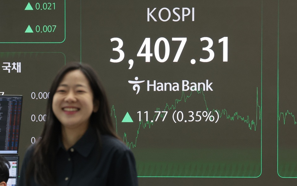 Main stock index KOSPI breaks 3,400 to set 4th straight record high - 코스피 3400 사상 첫 돌파···주식 양도소득세 대주주 기준 50억 유지